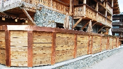 barriere en vieux bois avec couvertine et poteaux cuivre